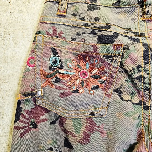 Johnny Was 2-10-10-5 Biya Embroiderd Camo Floral Denim Cropped Boho Jeans Y2K - Picture 7 of 10